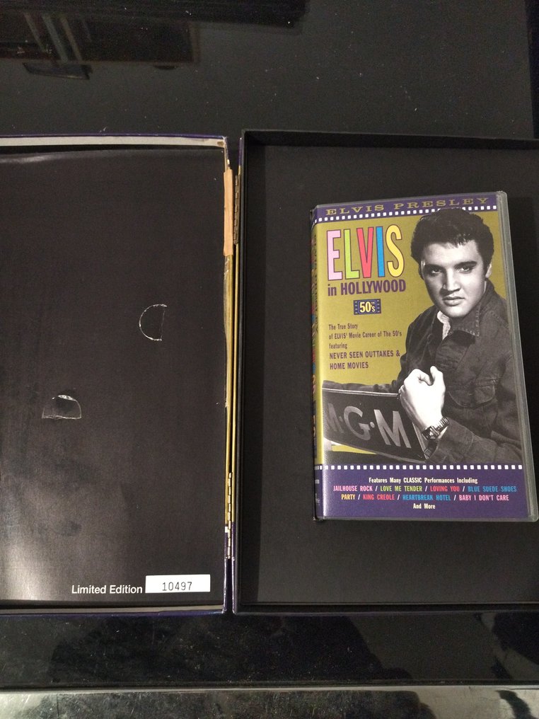 猫王 - 埃维斯·普里斯利 - 收藏品一批：格雷斯兰书籍、VHS、相册 - 1993 - Certificate #3.2