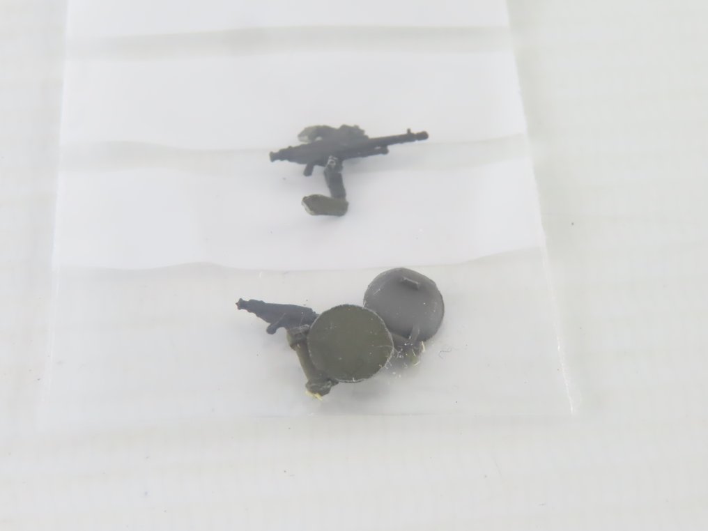 Roco, Artitec H0 - Τρένο μοντελισμού μεταφοράς εμπορευμάτων (2) - 2x φορτηγά τετραξόνιας πλατφόρμας για βαριά μεταφορά με φορτίο (στρατιωτικά οχήματα, άρματα μάχης) - DR (DRB) #3.2