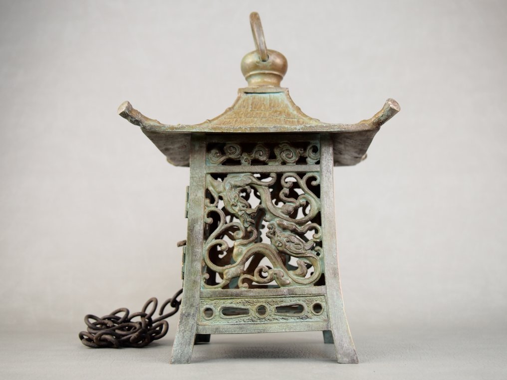 Iron Japanese Hanging Lantern 吊り灯篭 - Hanging lamp - Attractive hanging lantern with a lattice pattern of dragons from the Meiji period (1868-1912) - Iron #1.0