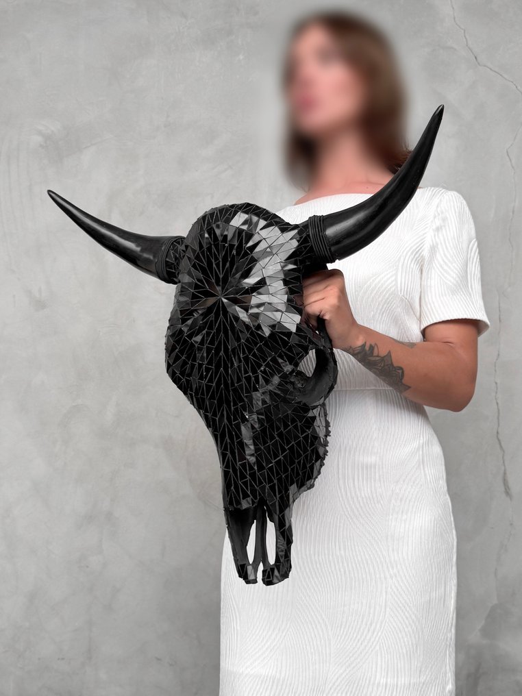 Χωρίς ελάχιστη τιμή - Εντυπωσιακό κρανίο ταύρου με επένδυση από ψηφιδωτό γυαλί - Μαύρο Κρανίο - Bos Taurus - 57 cm - 61 cm - 20 cm- Είδη που δεν ανήκουν στο CITES - (1) #4.3