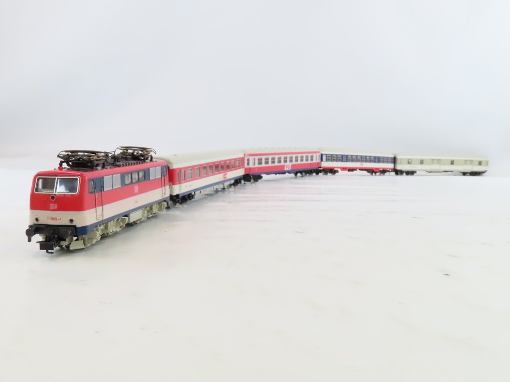 Märklin H0 - 2859 - Set tren (1) - Set de 5 delige BR 111 cu 4 rame, având culoare experimentală, cu bandă video. - DB #1.0