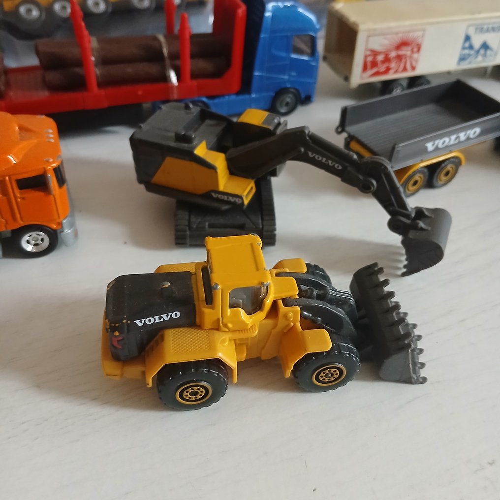 Siku, Majorette, Hot Wheels 1:64 - Modelauto (8) - Assorted construction and transport vehicles including dump trucks, excavator, loader, log trailer, - Constructie #4.3