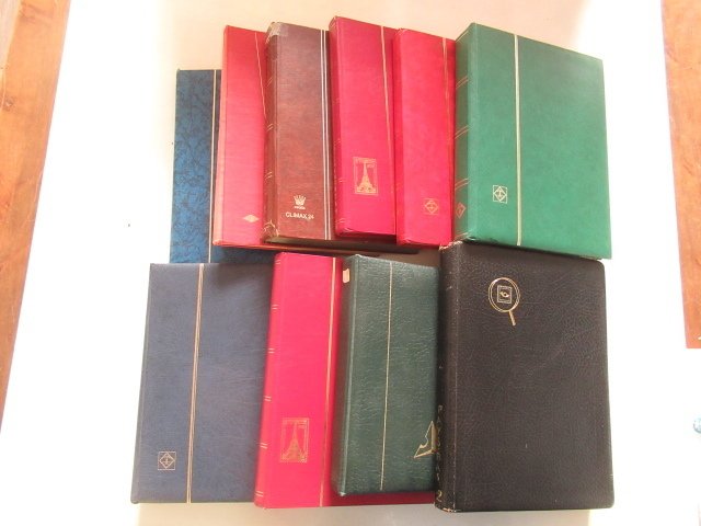 Lumea - Examinând cu atenție, colecție de timbre în mai multe albume. #1.0