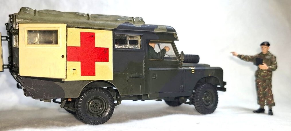 1:35 - Model pojazdu wojskowego - FIRST EDITION (Schaars) - TAMIYA - 35082 -1976 - LANDROVER 7 AMBULANCE SERIES IIA 109 #4.3