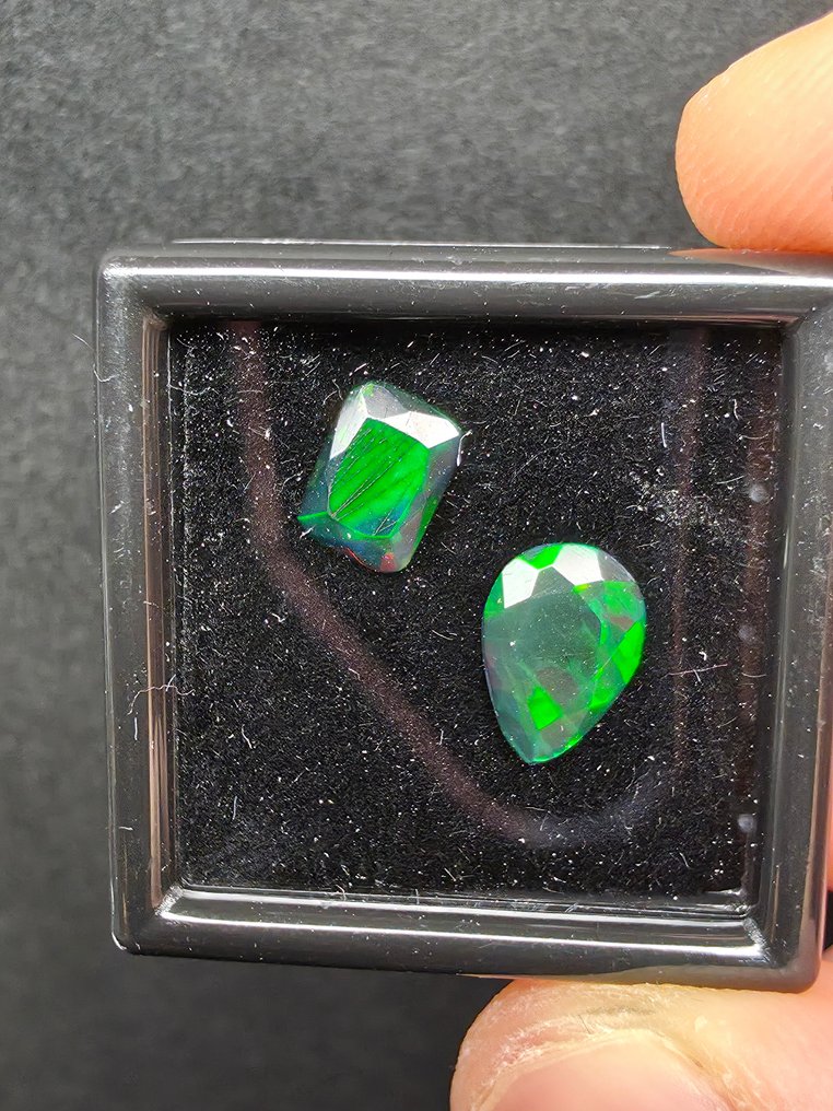 1,5 ct svart opal Fasetert- 0.3 g - (2) #1.0