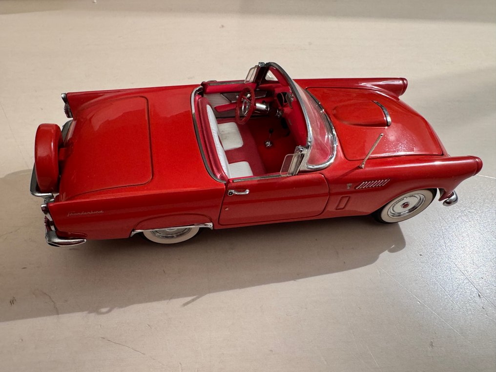 Danbury Mint 1:24 - Model car - Ford Thunderbird Convertible 1956 - With its original papers, advertising brochure, and Certificate of Authenticity. #1.0