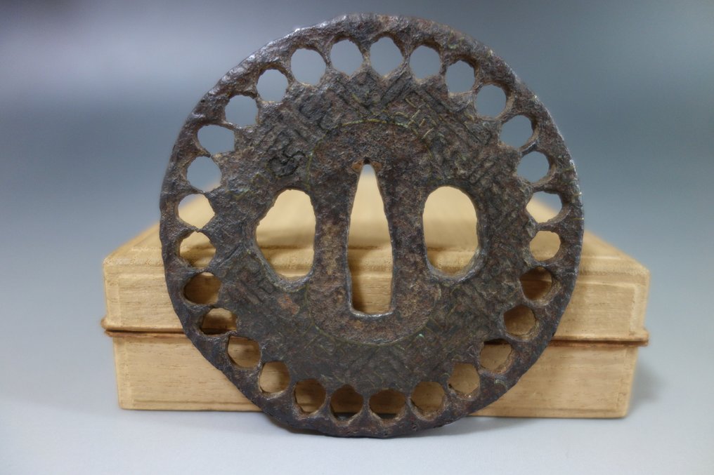 黄铜镶嵌圆形镂空 - 鐵（鑄／鍛） - 日本 - 室町時代（1333-1573） #1.0