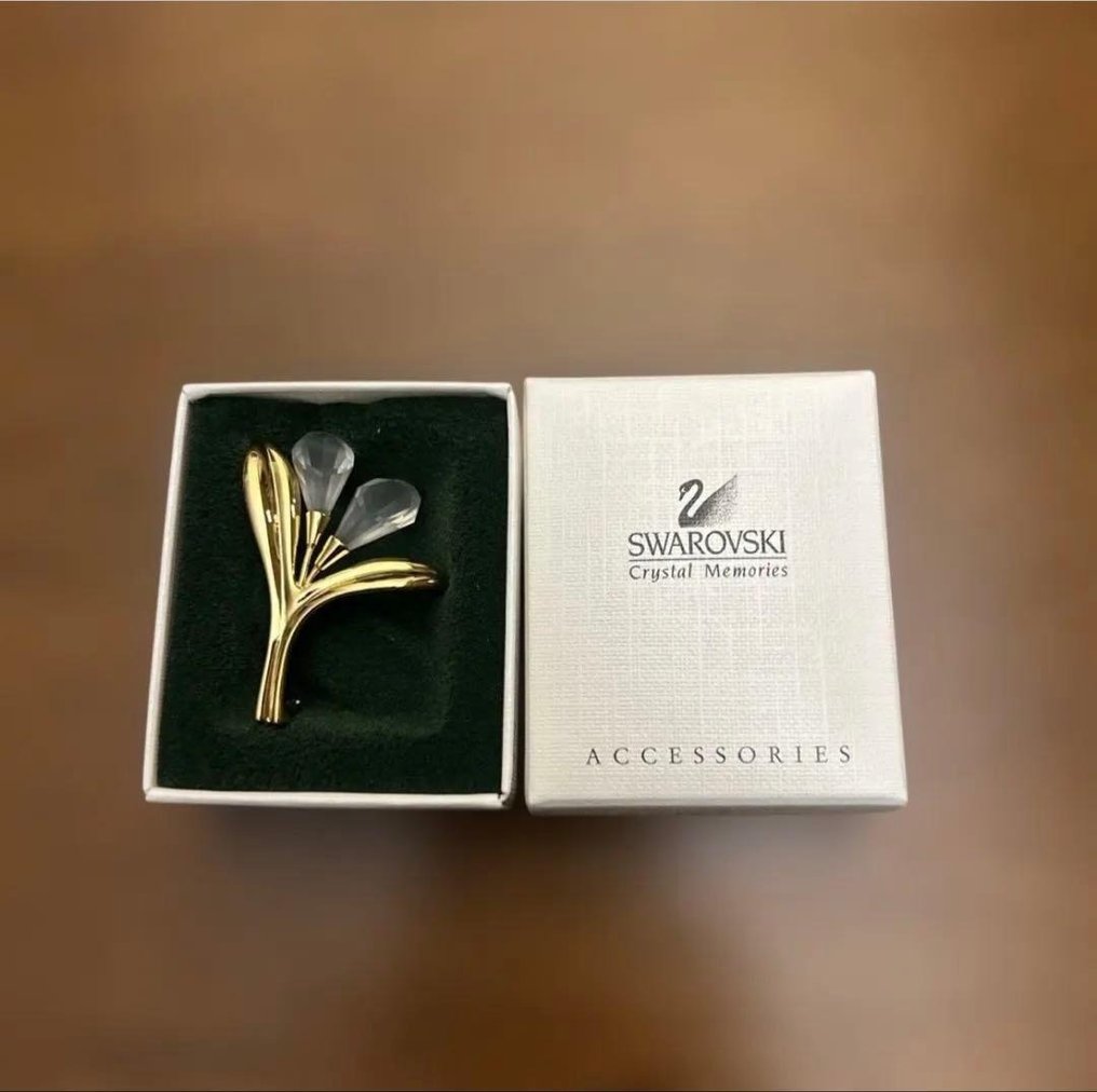 Swarovski - Σταυρός Swarovski “Crystal Memories” — Χρυσός τόνος με διαφανέστατα πέταλα κρυστάλλου (περίπου - Καρφίτσα #1.0