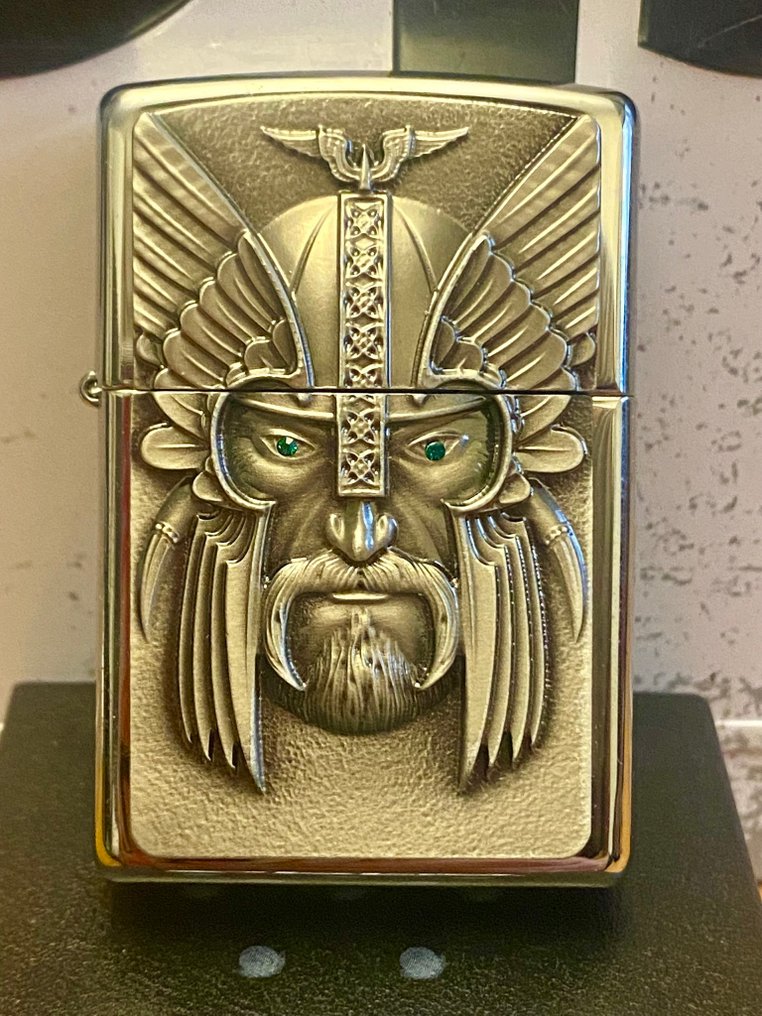 Zippo - VICKING YEUX VERTS - RELIEF - Sem preço de reserva - Isqueiro - Aço (aço inoxidável), Latão #2.1