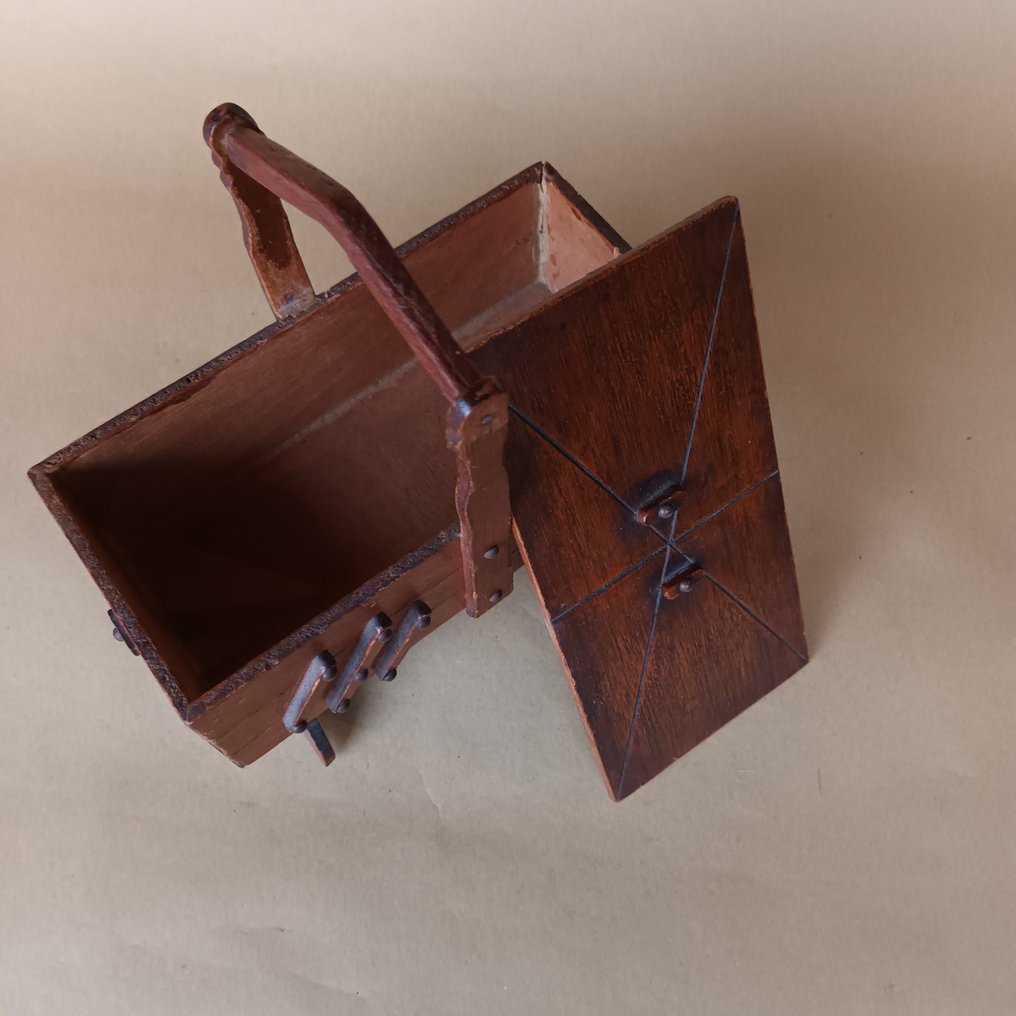 Kasten - Schachtel mit Deckel in Form einer Nähdose. - Holz #4.3