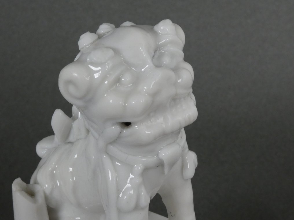 Kangxi (1662-1722) - Incense burner - Seated Shishi/Foo Lion with Ribbons Joss Stick Holder - Blanc de Chine #2.1