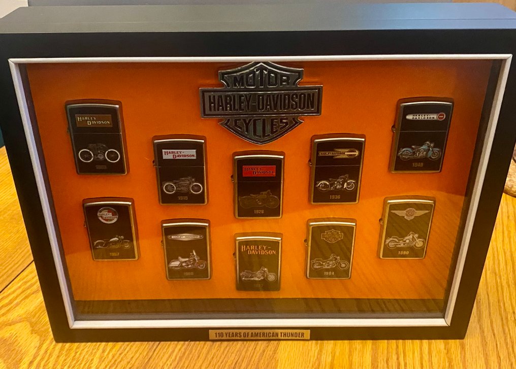 Zippo - RARE : VITRINE LUMINEUSE COFFRET HARLEY DAVIDSON CYCLE -  110 YEARS AMERICAN THUNDER - Ingen mindstepris - Lighter - Stål (rustfrit), Messing -  (11) #2.1