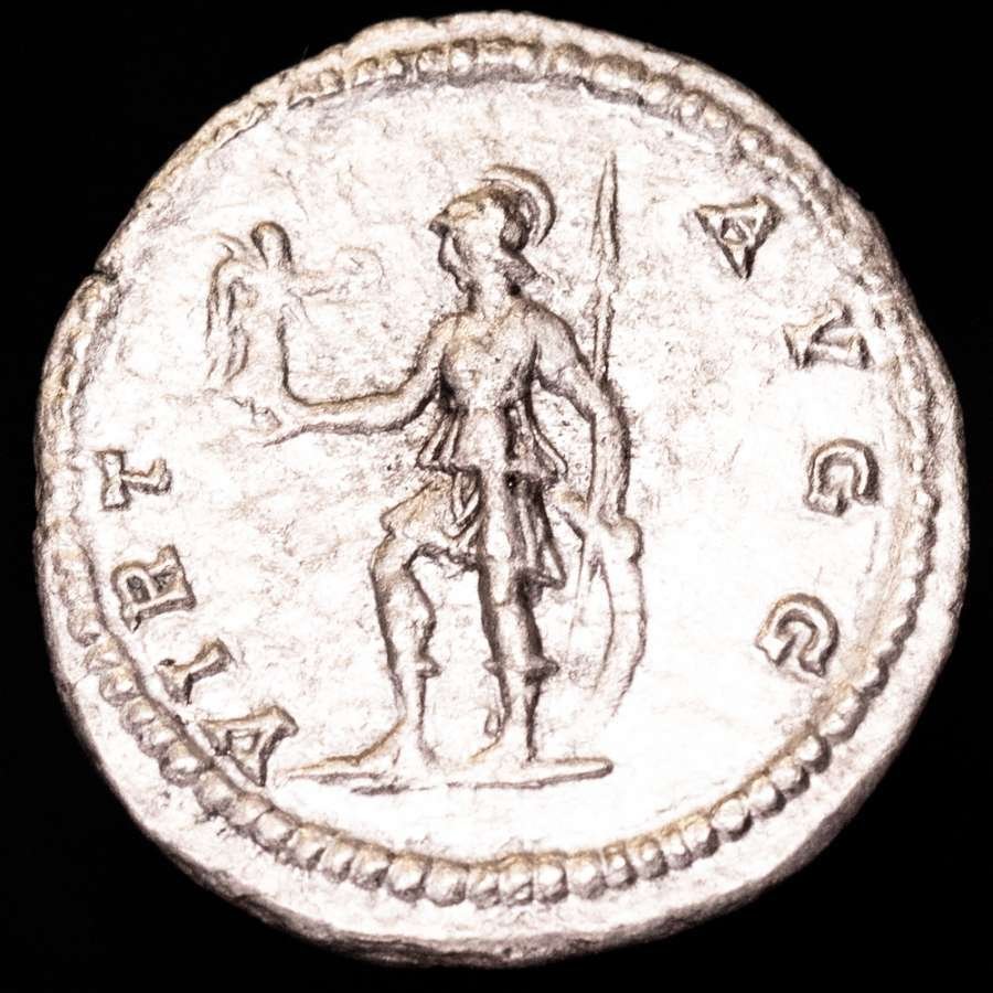 Imperio romano. Septimio Severo (193-211 e. c.). Denarius Rome mint 210 AD. VIRT AVGG, Virtus standing to left, holding Victory and spear and resting hand on (Sin precio de reserva) #1.0