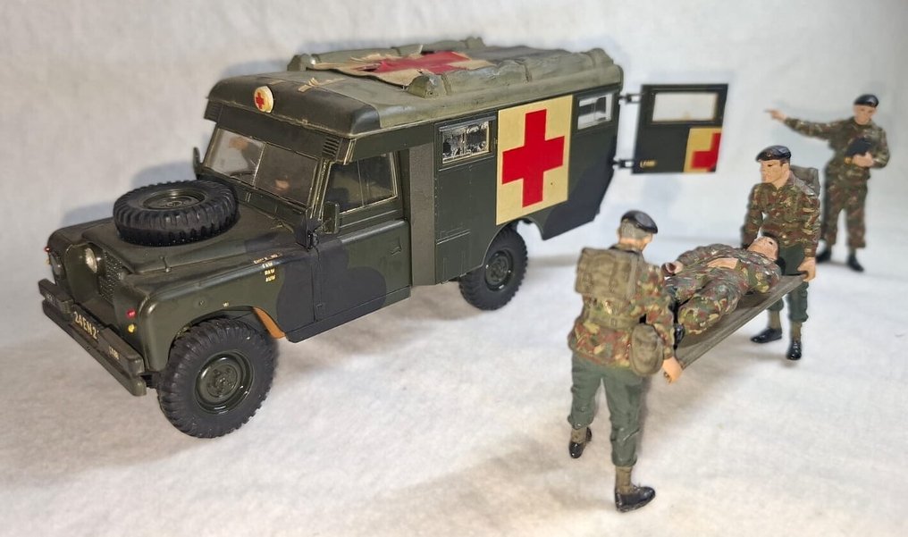 1:35 - Model pojazdu wojskowego - FIRST EDITION (Schaars) - TAMIYA - 35082 -1976 - LANDROVER 7 AMBULANCE SERIES IIA 109 #1.0