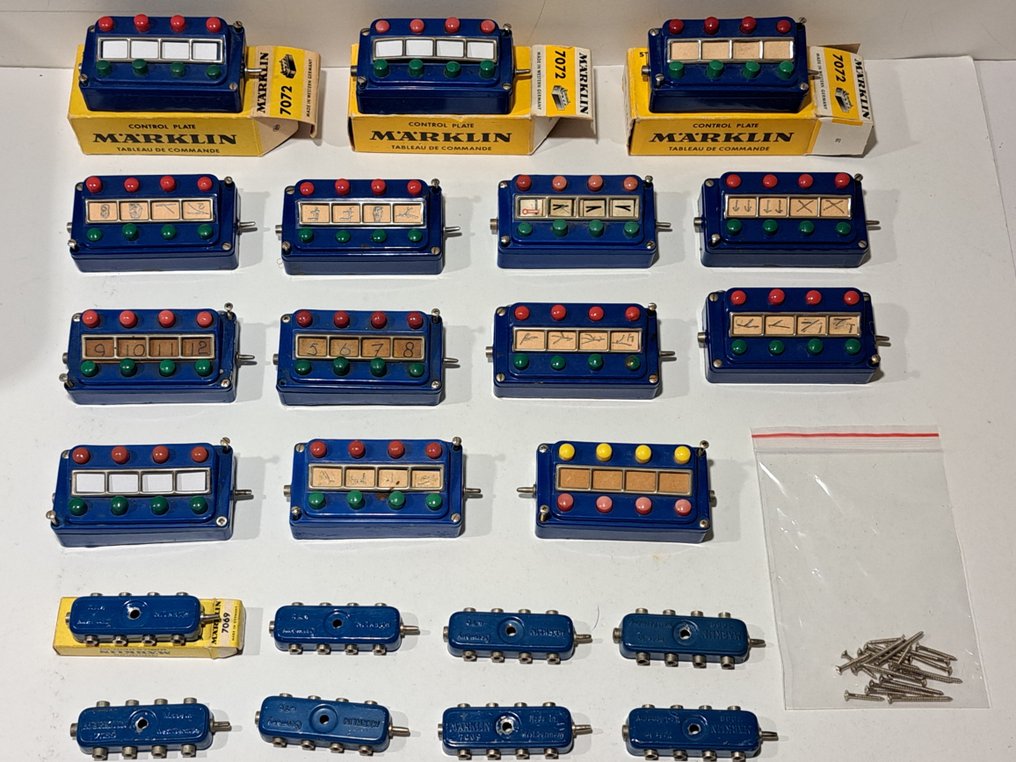 Märklin H0 - 7072/09/11 - A modellvonat rögzítése (22) - 14 régi típusú kezelőszekrény és 8 régi típusú elosztólemez, mindkettő kék kivitelben. #1.0