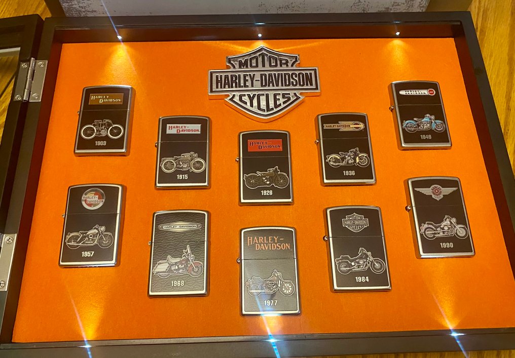Zippo - RARE : VITRINE LUMINEUSE COFFRET HARLEY DAVIDSON CYCLE -  110 YEARS AMERICAN THUNDER - Ingen mindstepris - Lighter - Stål (rustfrit), Messing -  (11) #3.2