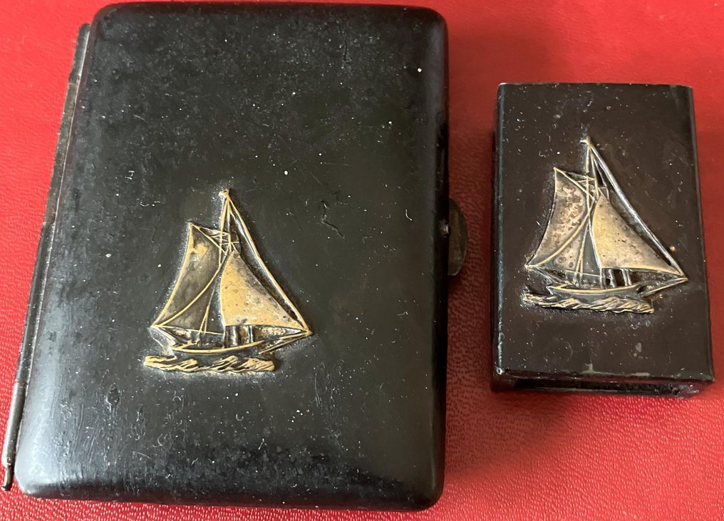 Oude set van een vulkaniet of bakelieten sigarettenkoker en luciferdoosje ca. 1910-1930 - Sigarettenhouder - Bakeliet, Metaal, Messing - Maritiem motief, zeilboot #1.0