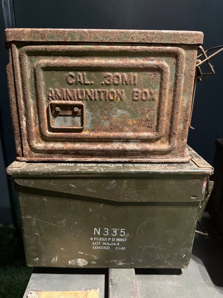 Συλλογή από πολλά μεταλλικά/ξύλινα παλιά κιβώτια, βαμμένο ατσάλι, χρονολογείται από τα μέσα του 20ού - Κουτί πυρομαχικών #1.0