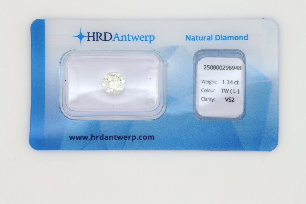1 pcs 鑽石  (天然)  - 1.34 ct - 圓形 - L(輕微黃、帶有輕微黃的折射色) - VS2 - HRD Antwerp #1.0