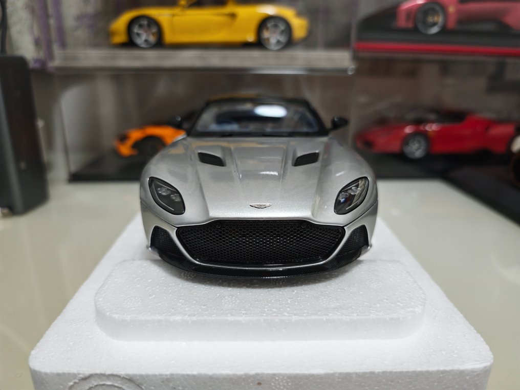 Autoart 1:18 - Modellbil - (very rare color) Aston Martin dbs superleggera lighting silver #4.3