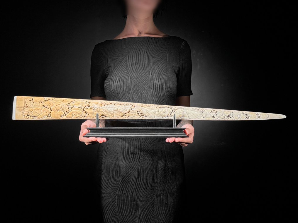 无底价 — 雕刻的大型剑鱼吻部，放置在定制底座上 — 锦鲤图案 吻突 - Xiphias Gladius - 12 cm - 84 cm - 6 cm- 非《濒危物种公约》物种 -  (1) #1.0