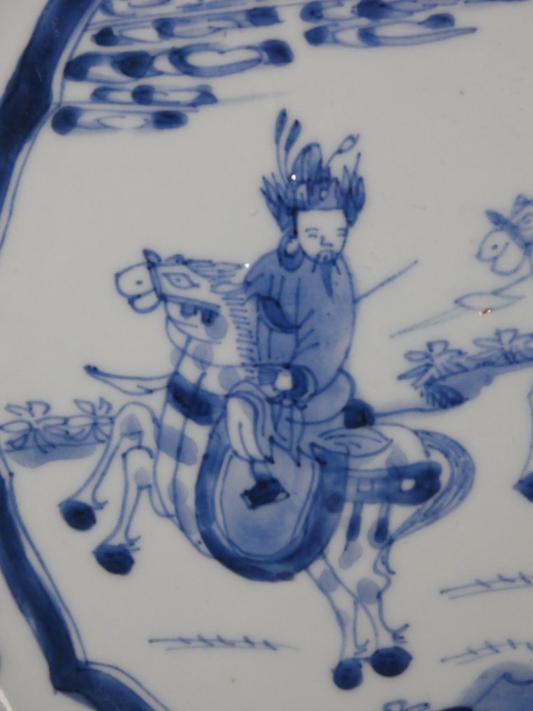 Kangxi (1662-1722) - Cuenco - Warriors or Hunters on Horseback wearing crowns and weapons in Landscapes - Porcelana - Plato grande de 28,0 cm #3.2