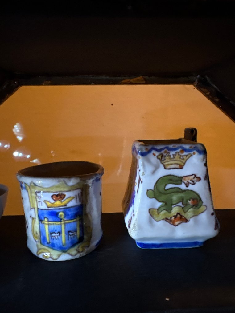 Franse herkomst - diverse - Ensemble de bols (8) - Rococo - Inconnu, Biscuit de porcelaine, Divers - Vitrine pour miniatures #2.1