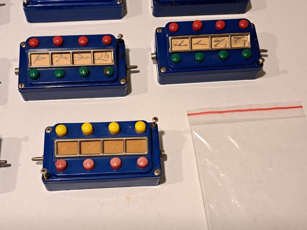 Märklin H0 - 7072/09/11 - A modellvonat rögzítése (22) - 14 régi típusú kezelőszekrény és 8 régi típusú elosztólemez, mindkettő kék kivitelben. #4.3