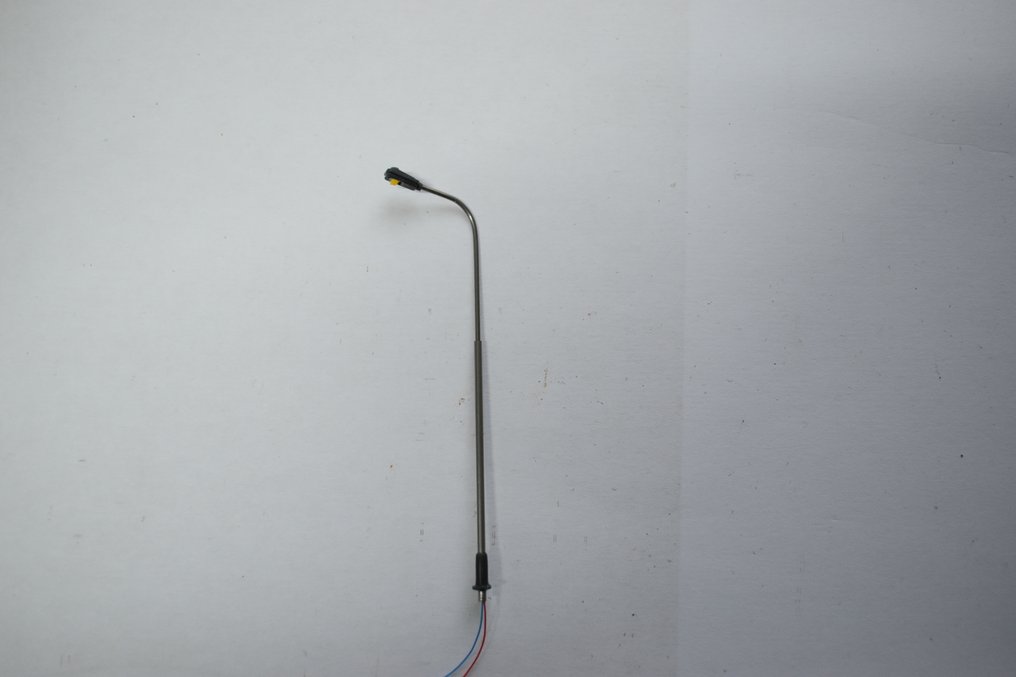 TIM light H0 - Peisaj machetă tren (20) - Set de 20 de lanterne de stradă din metal cu LED-uri integrate și fire de conectare. Înălțime 120 mm #3.2