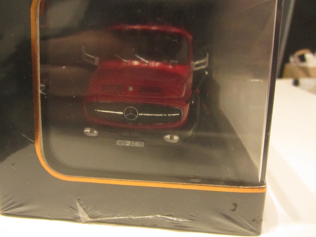 IXO 1:43 - Modelbil - Mercedes 2624 - Rundhauber #1.0