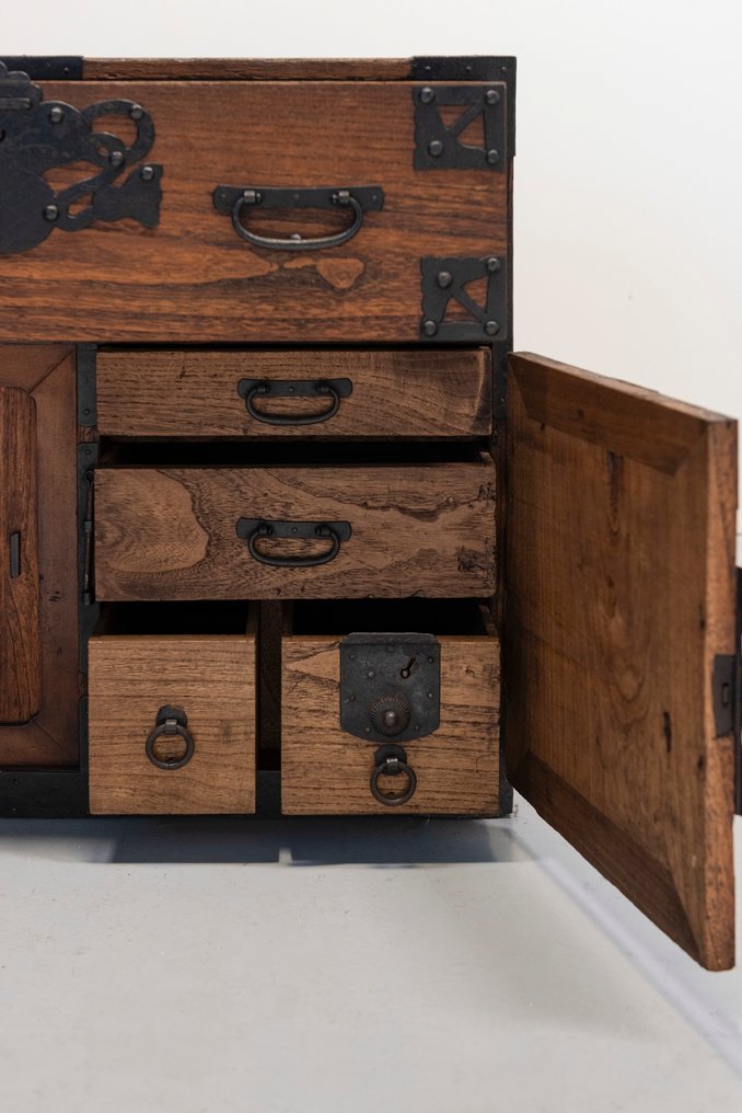 抽屜櫃 - 一件由日本榉木制成的商人箱，配有抽屉和滑动隔层。 - 日本 - 明治时期（19世纪后期） #3.2