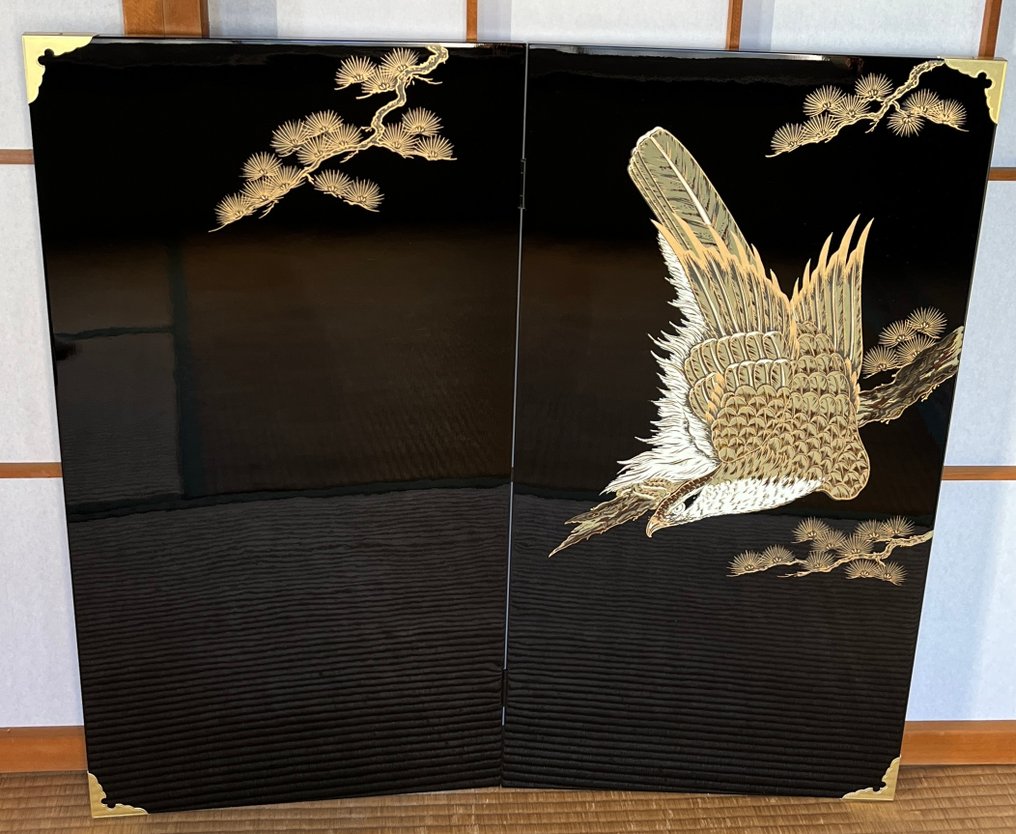 漆木折叠屏风（屏风）松树与鹰——金蒔绘装饰四扇 - 木 - 日本 - Shōwa period (1926-1989) #3.2