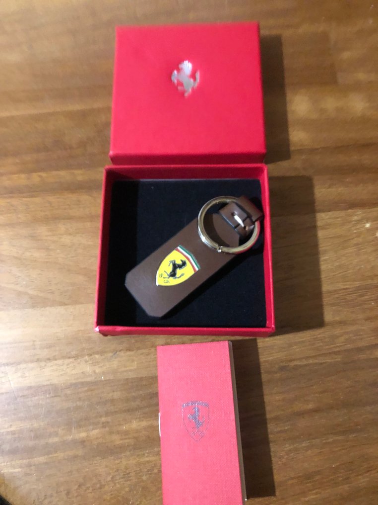 法拉利车队钥匙扣，棕色皮革 - Ferrari - 2024 #2.1