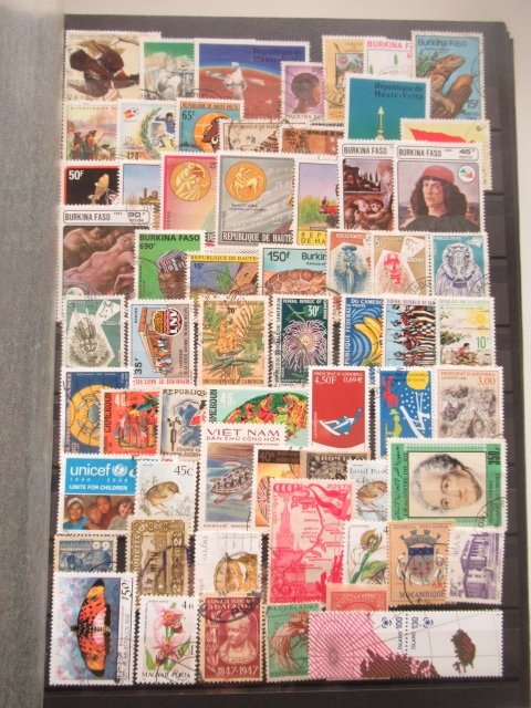 Lumea - Examinând cu atenție, colecție de timbre în mai multe albume. #1.0