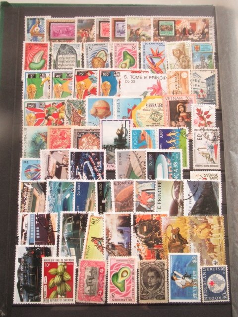 Lumea - Examinând cu atenție, colecție de timbre în mai multe albume. #2.1