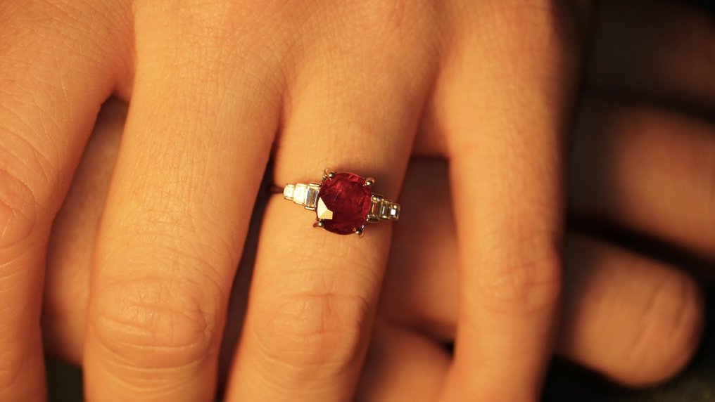 Sormus - 18 kt. Valkokulta -  3.01ct. tw. Rubiini - Timantti - Pidgeon’s Blood Ruby Ring #3.2