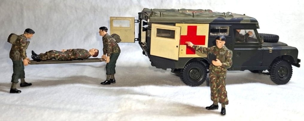 1:35 - Model pojazdu wojskowego - FIRST EDITION (Schaars) - TAMIYA - 35082 -1976 - LANDROVER 7 AMBULANCE SERIES IIA 109 #1.0