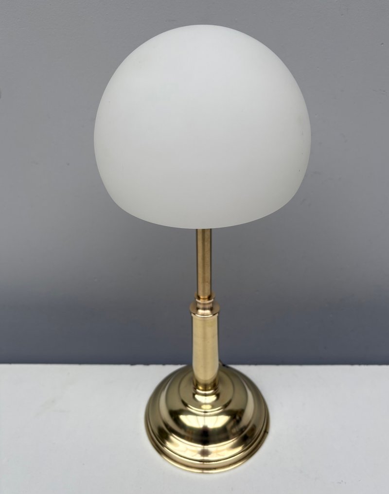 Επιτραπέζιο φωτιστικό - Γυαλί, Ορείχαλκος - Μπρούντζος με έναν λευκό ματ γυάλινο θόλο. #4.3