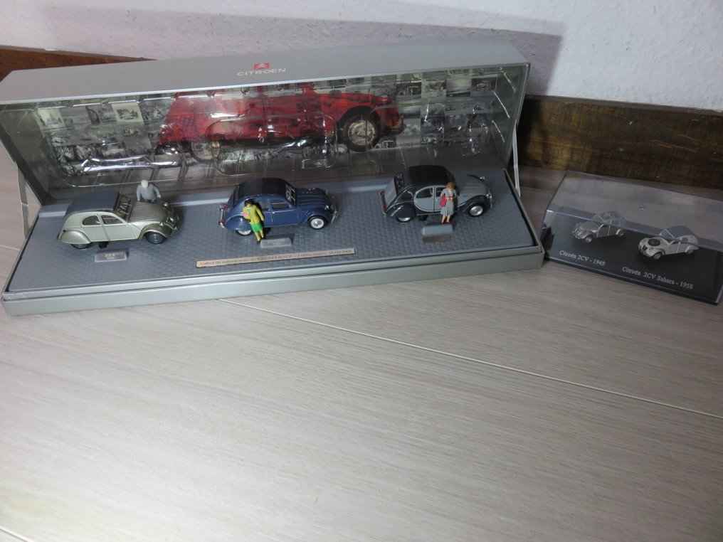 Norev 1:43 - Model sedan  (8) - Coffret anniversaire des 60 ans de la 2 CV : 2CV A , Azam , Sahara bimoteurs et Charleston - In 2 dimensions, 1/43 and 1/90, with figurines scaled to miniatures: Unique pack, not for retail. #1.0