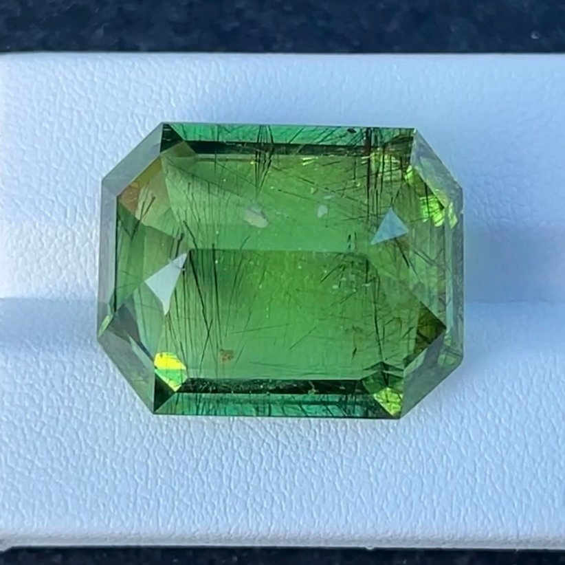 1 pcs  Πράσινο, Κίτρινο Περίδοτο  - 46.13 ct - Διεθνής Ένωση Έγχρωμων Πολύτιμων Λίθων (ICA GemLab) - Πλήρης λαμπρότητα σπάνιο ρουτίλιο. #1.0