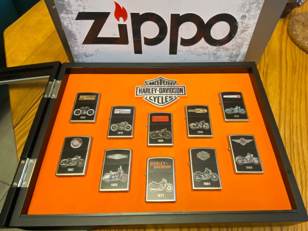 Zippo - RARE : VITRINE LUMINEUSE COFFRET HARLEY DAVIDSON CYCLE -  110 YEARS AMERICAN THUNDER - Ingen mindstepris - Lighter - Stål (rustfrit), Messing -  (11) #4.3