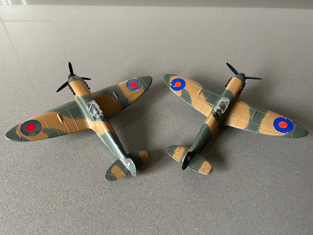 Dinky Toys - Kriegsflugzeug (2) - No. 719 Vickers Supermarine Spitfire MK II #1.0