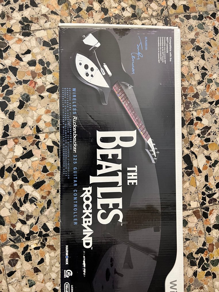 Nintendo - Wii - The Beatles: Rockband with Rickenbacker 325 Wireless Guitar - Video game - In original box #1.0