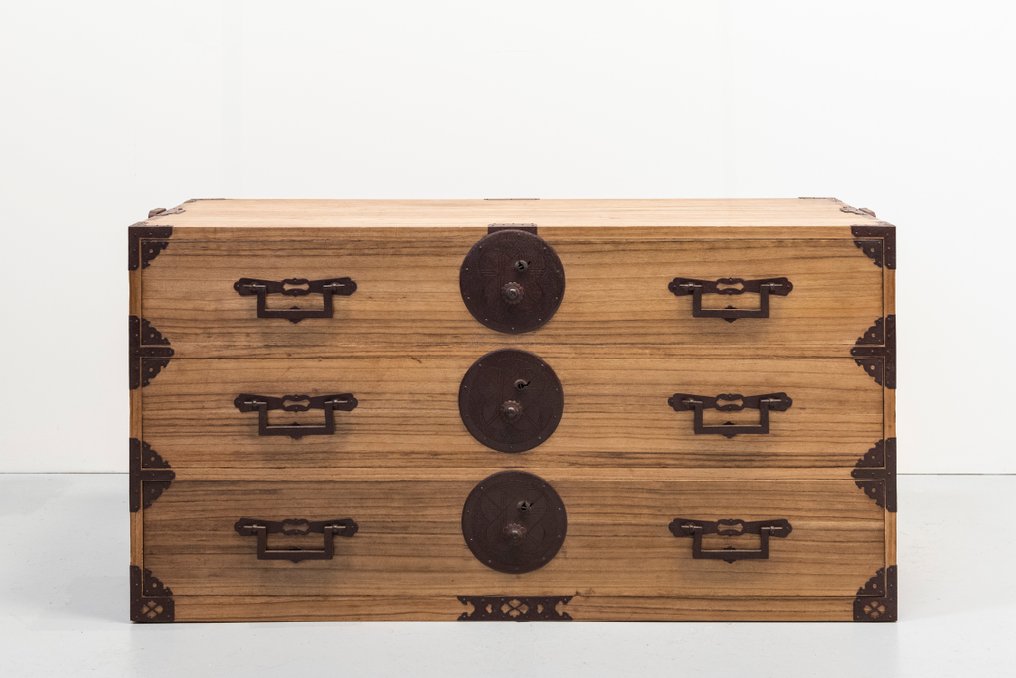 Συρταριέρα - Ένα εκλεκτό ιαπωνικό ξύλινο τριπλό συρτάρι Tansu με σιδερένιο hardware. - Ιαπωνία - Περίοδος Meiji (τέλη του 19ου αιώνα) #1.0
