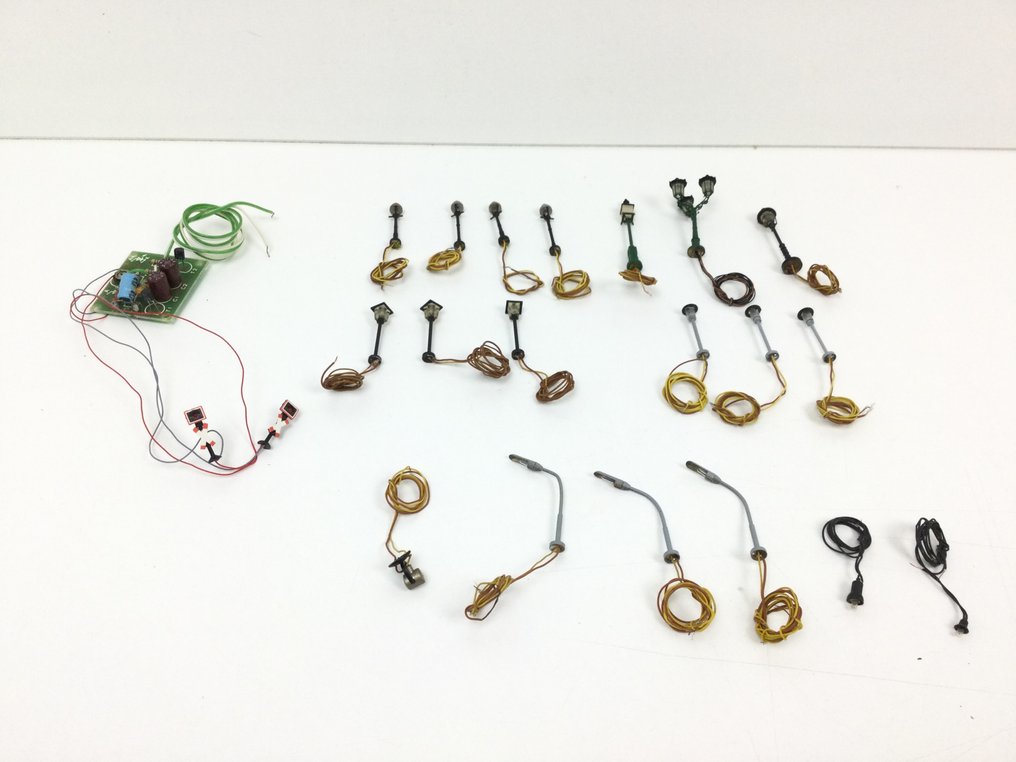 Viessmann N轨 - 模型火车照明 (20) - 16 个多样的灯，加上 3 个射灯，以及 2 个转向灯。 #1.0