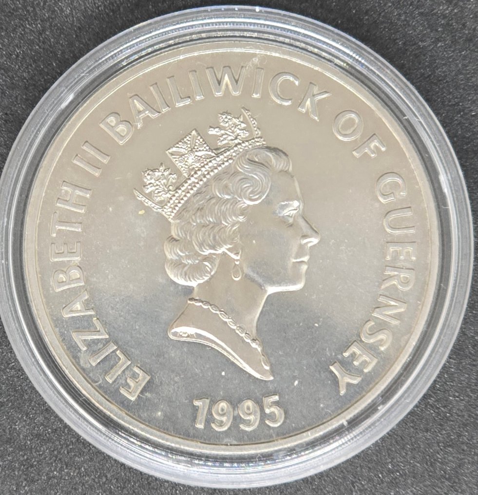 Guernsey. Elizabeth II. 5 Pound 1990 - 1995 / Lot of 3 coins.  (Zonder minimumprijs) #3.2