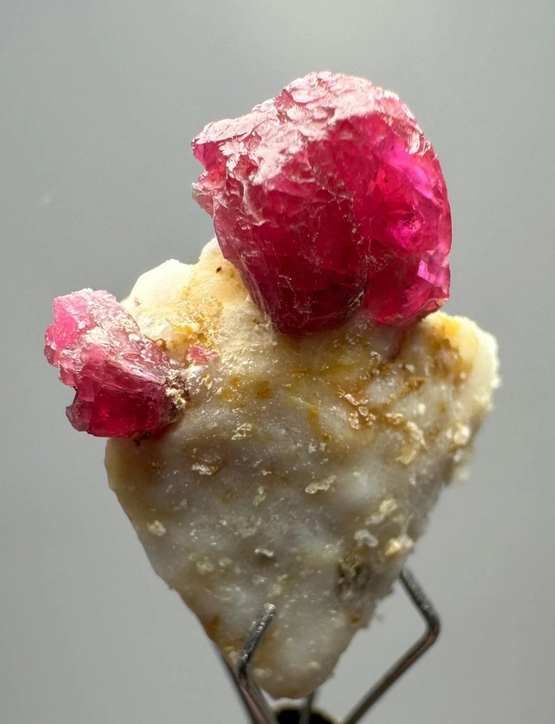 非凡！鸽血红宝石 水晶矩晶体 - 高度: 18 mm - 宽度: 6 mm- 7 t - (1) #1.0