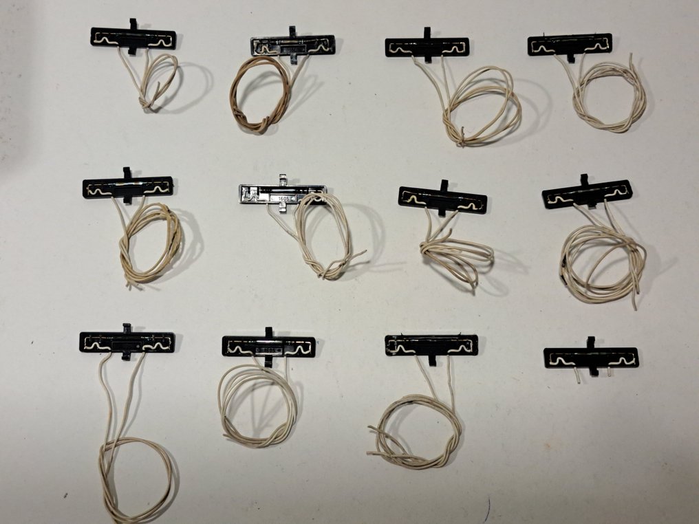 Fleischmann H0轨 - 9426/7 - 模型火车货运车厢 (12) - 12个簧片开关，安装在轨道内的盒子中，带布线。 - DB #1.0