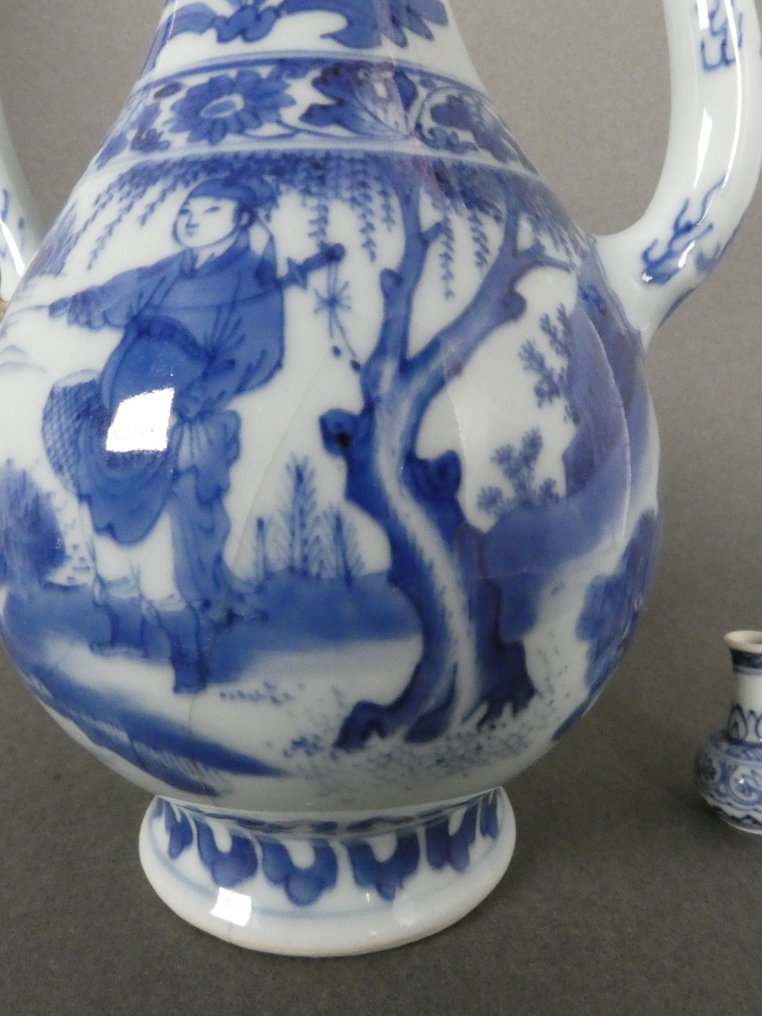 Chongzhen (1620-1670) - Late Ming/ Transition - Κανάτα - Εξαιρετικός ψαράς, κυρία και αγόρι σε υπέροχο ορεινό τοπίο ποταμού - Τουλίπες, Φλεγόμενα σύννεφα - Πορσελάνη - Μεγάλο Διπλό Κανάτα #3.2