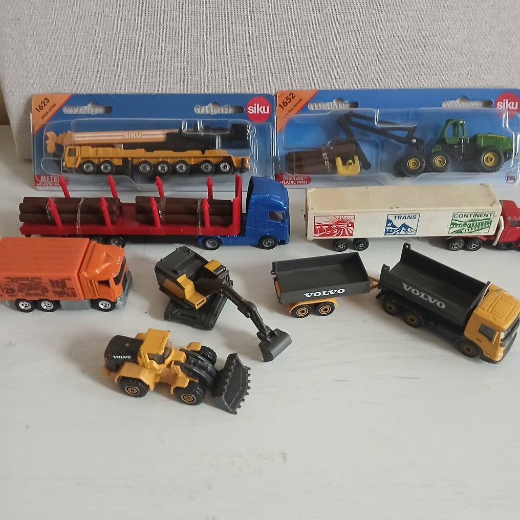 Siku, Majorette, Hot Wheels 1:64 - Modelauto (8) - Assorted construction and transport vehicles including dump trucks, excavator, loader, log trailer, - Constructie #1.0